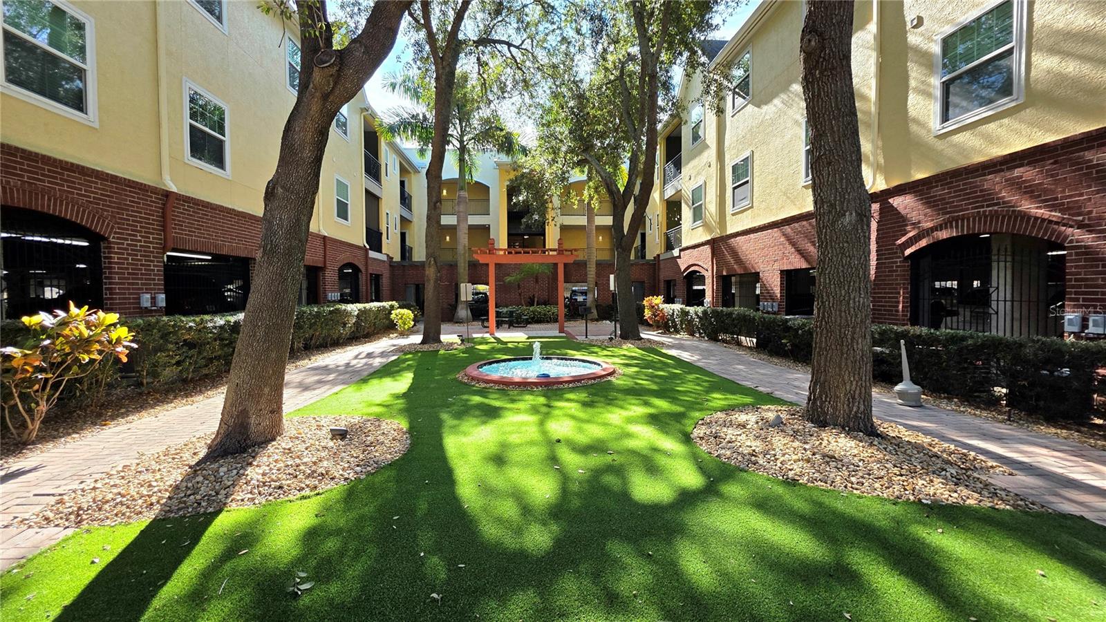 Listing photo id 39 for 2010 Palm Avenue 14304