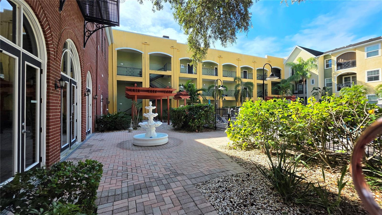 Listing photo id 40 for 2010 Palm Avenue 14304