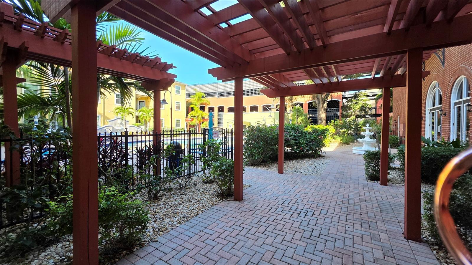 Listing photo id 41 for 2010 Palm Avenue 14304