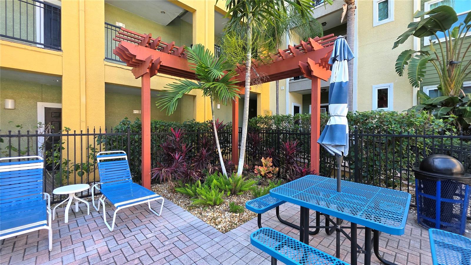 Listing photo id 43 for 2010 Palm Avenue 14304