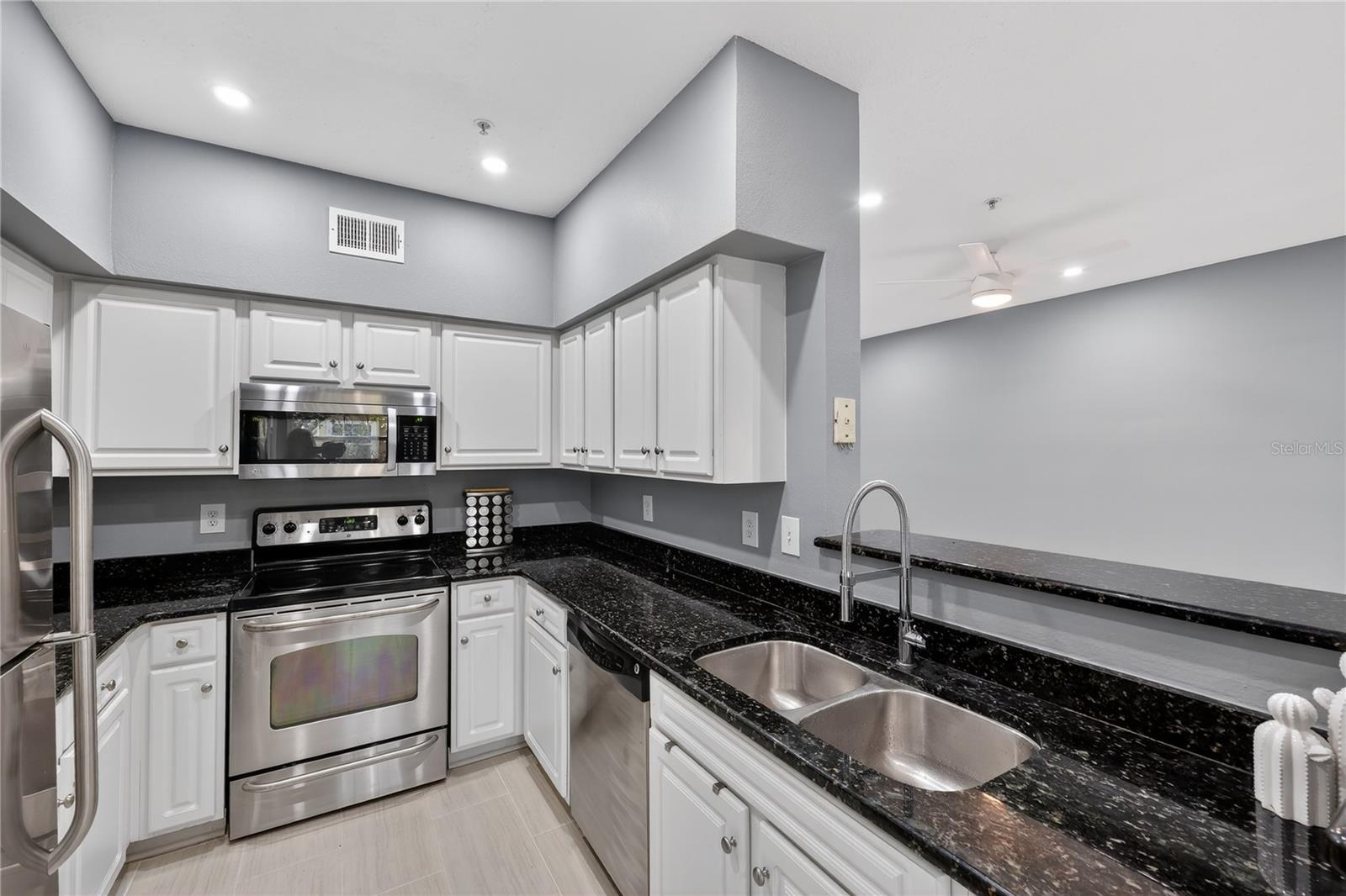 Listing photo id 3 for 2010 Palm Avenue 14304