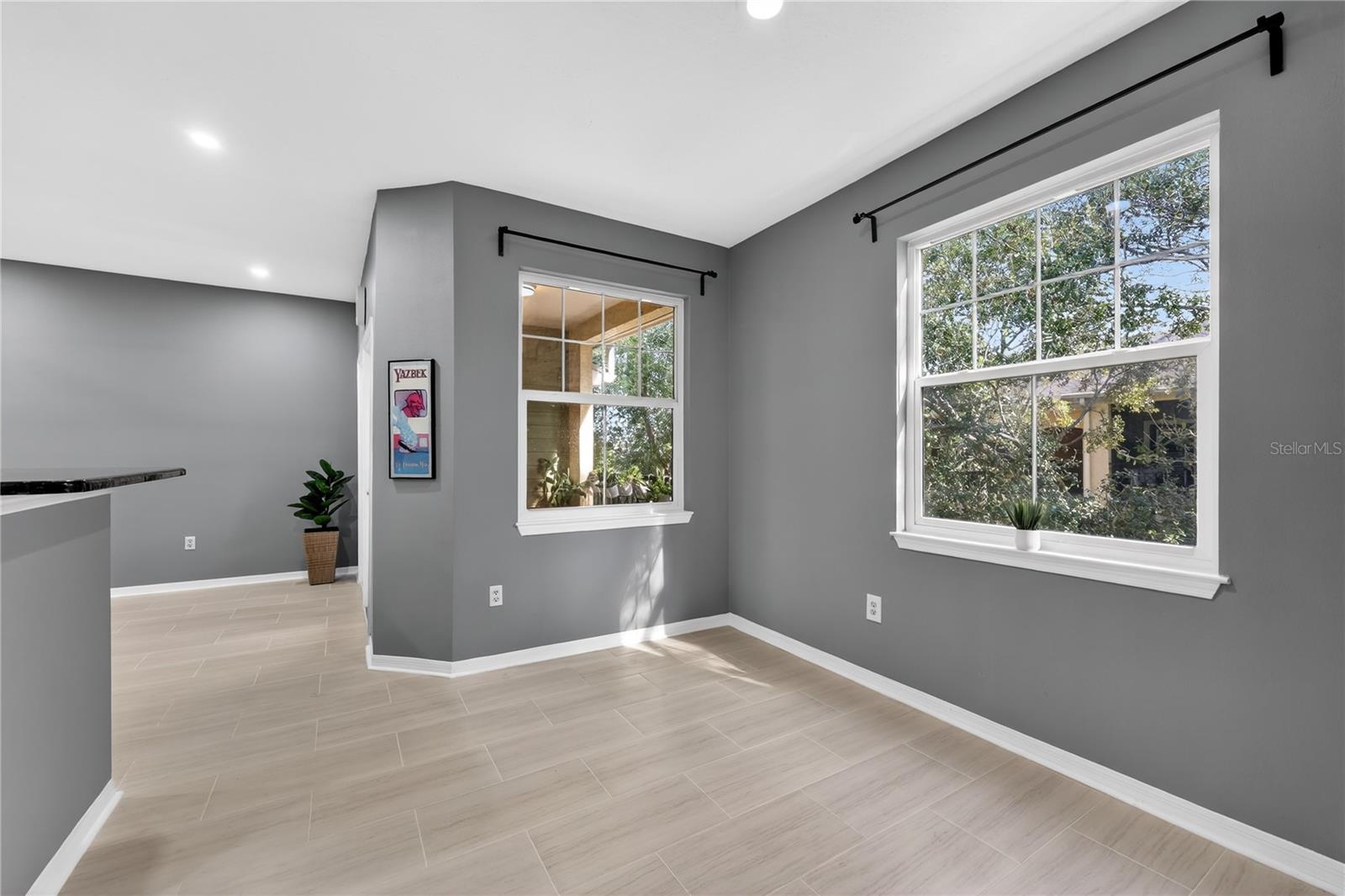 Listing photo id 4 for 2010 Palm Avenue 14304