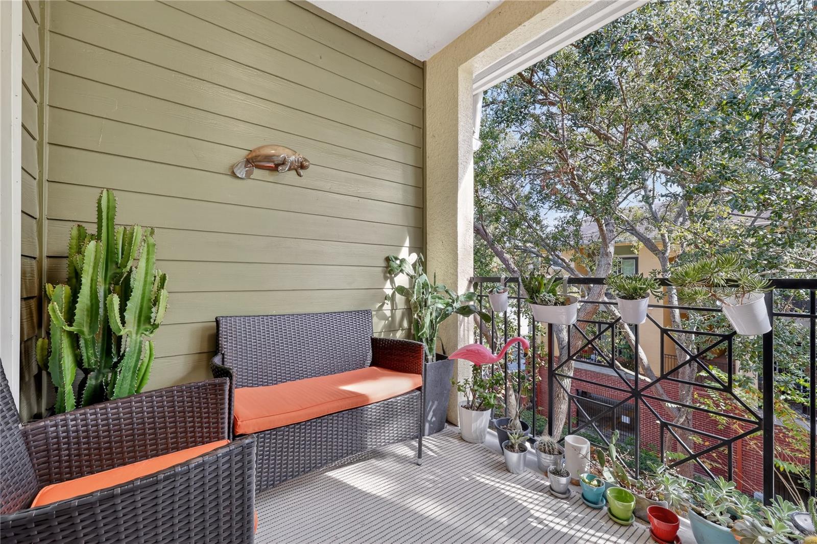 Listing photo id 6 for 2010 Palm Avenue 14304