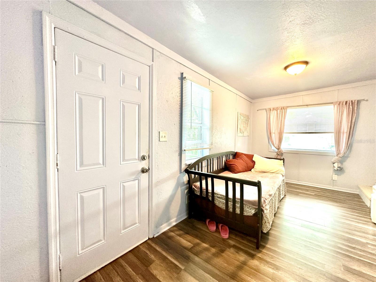 Image 18 of 26 For 762 Paris Avenue S