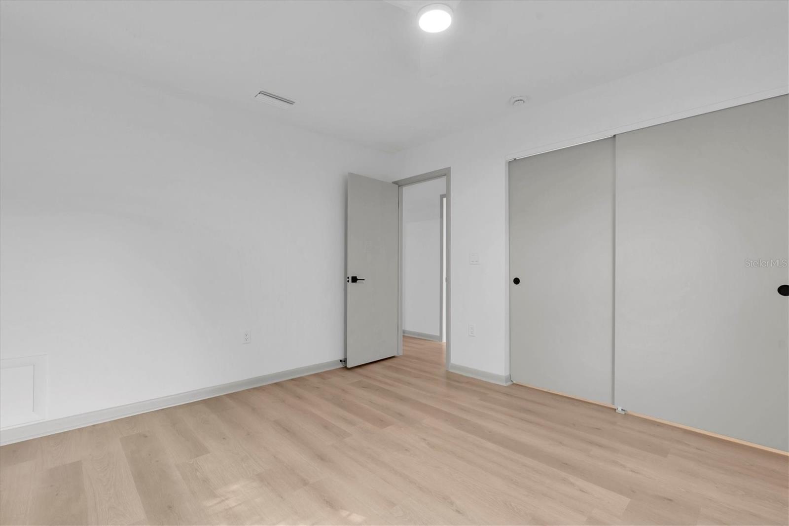 Listing photo id 18 for 1720 34th Avenue N