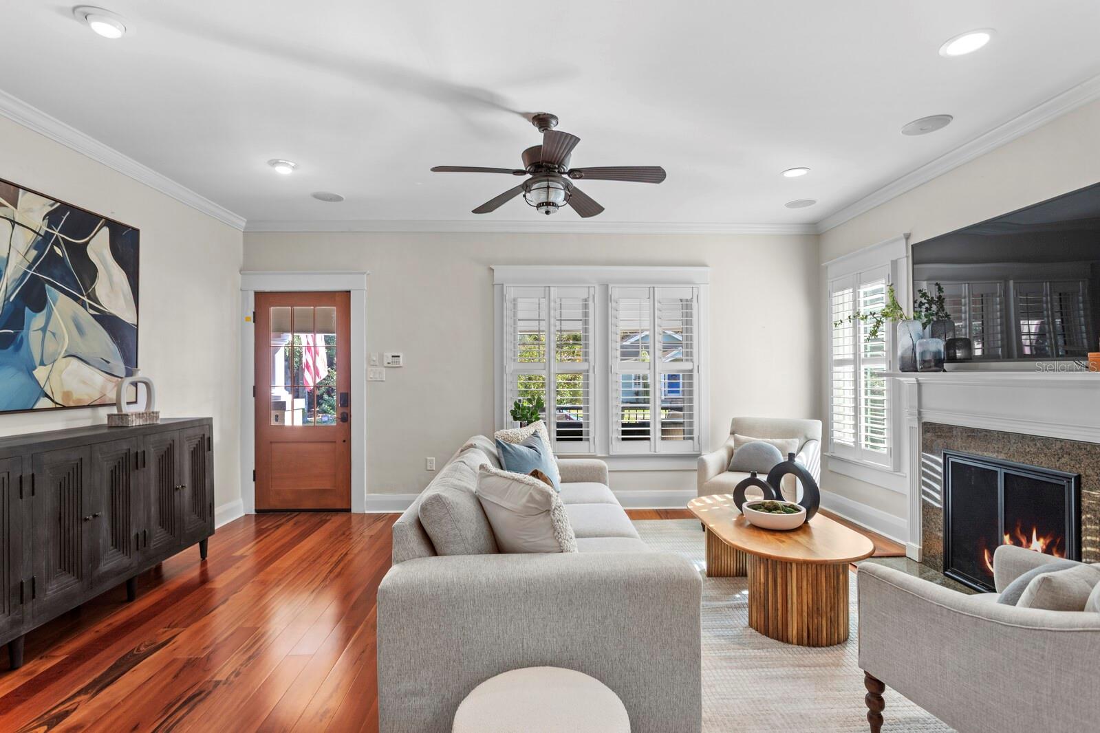 Listing photo id 0 for 1315 Moody Avenue