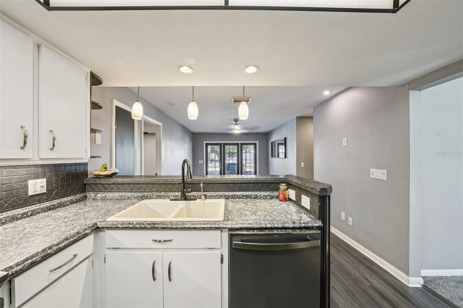 Image 7 of 26 For 2015 Ronald Circle