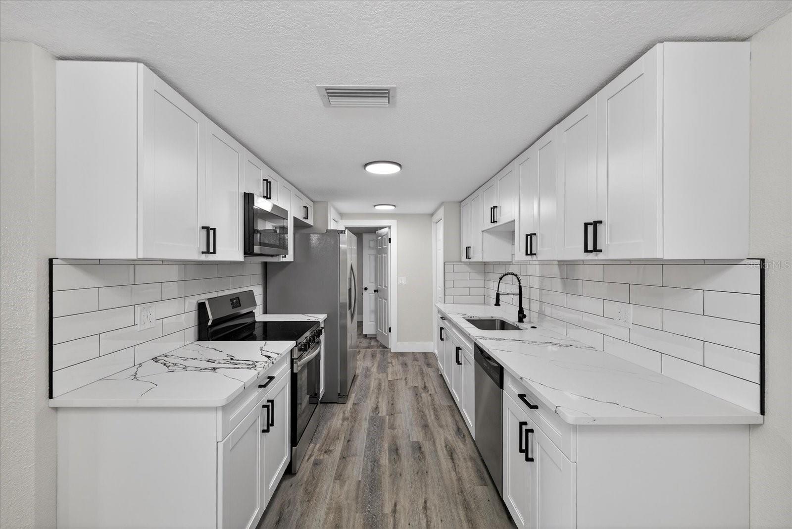 Image 11 of 52 For 5041 Moog Road