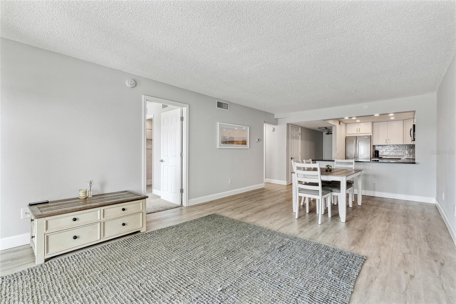 Listing photo id 10 for 51 Island Way 411