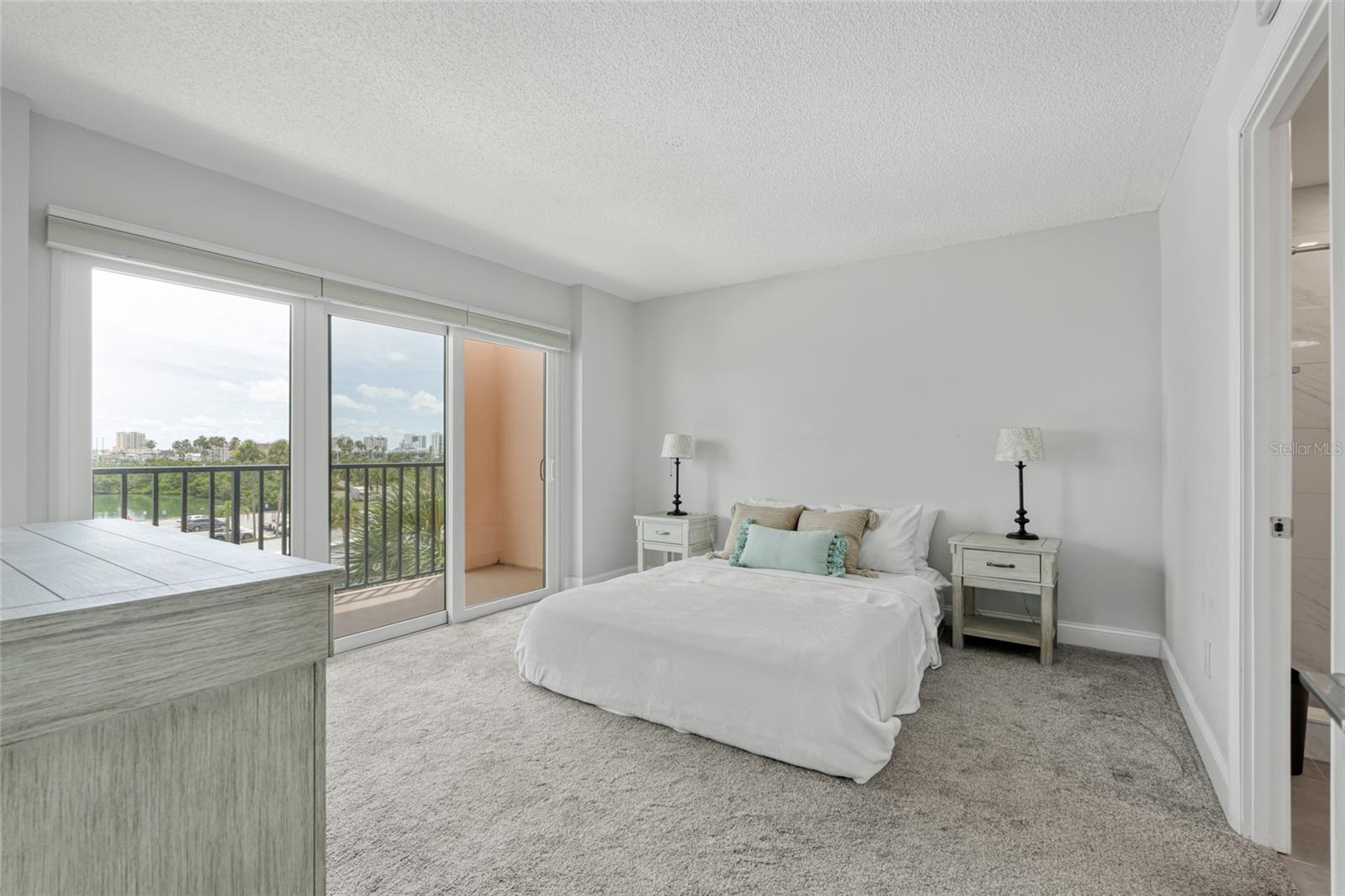 Listing photo id 11 for 51 Island Way 411