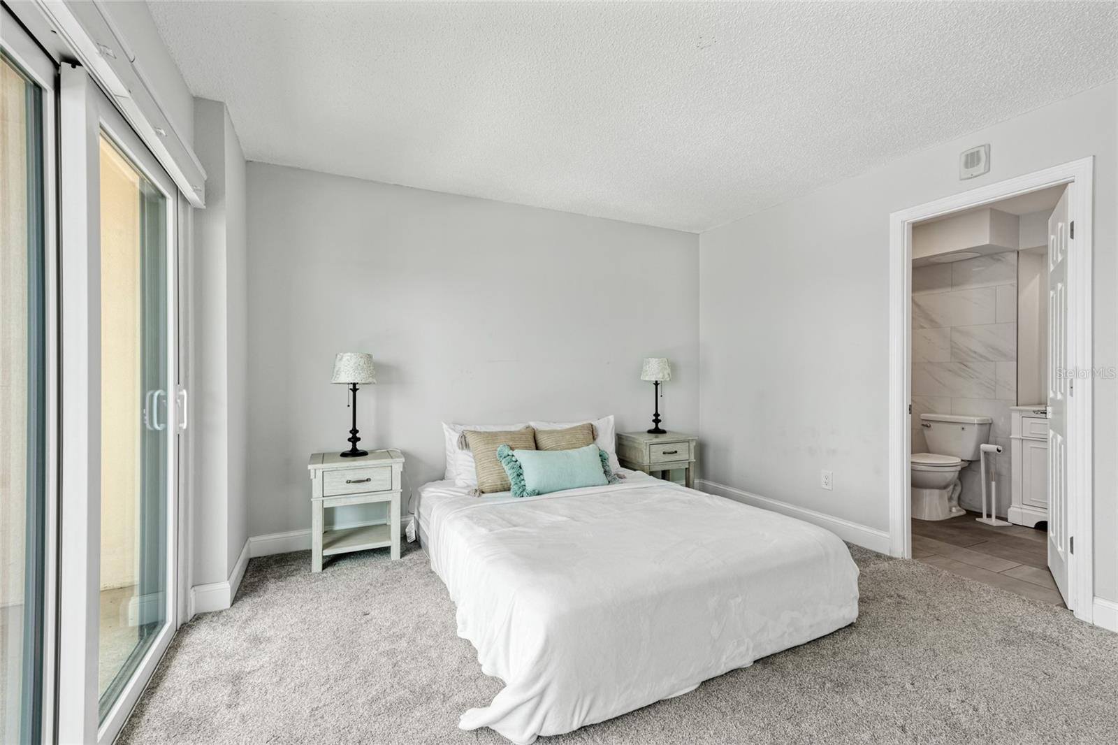 Listing photo id 12 for 51 Island Way 411