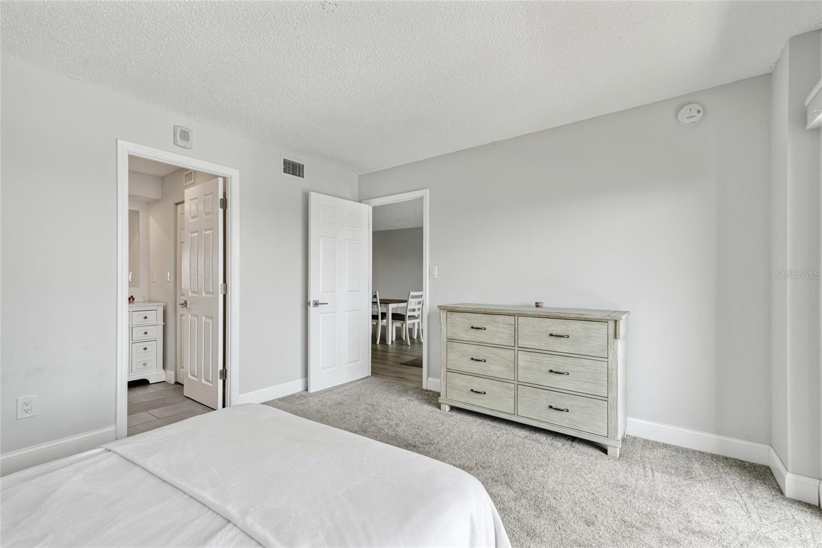 Listing photo id 13 for 51 Island Way 411