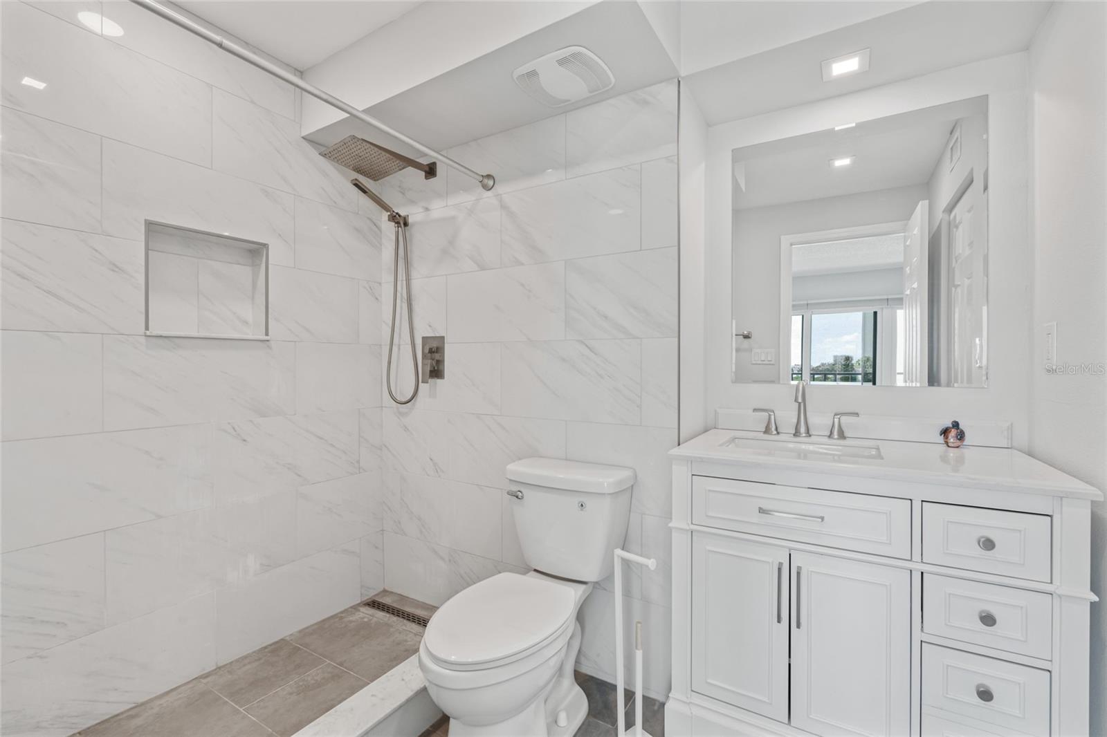 Listing photo id 15 for 51 Island Way 411