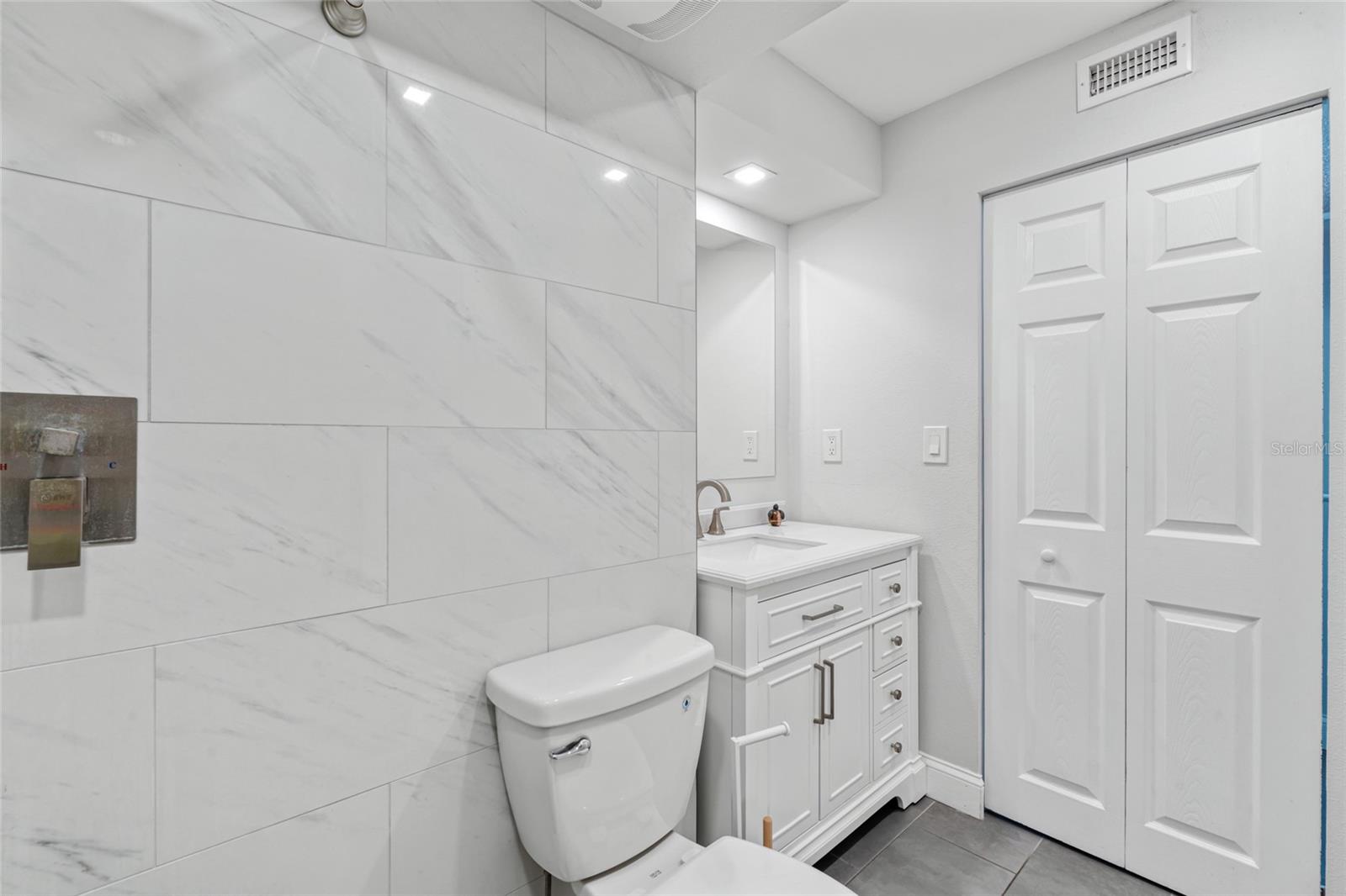 Listing photo id 16 for 51 Island Way 411