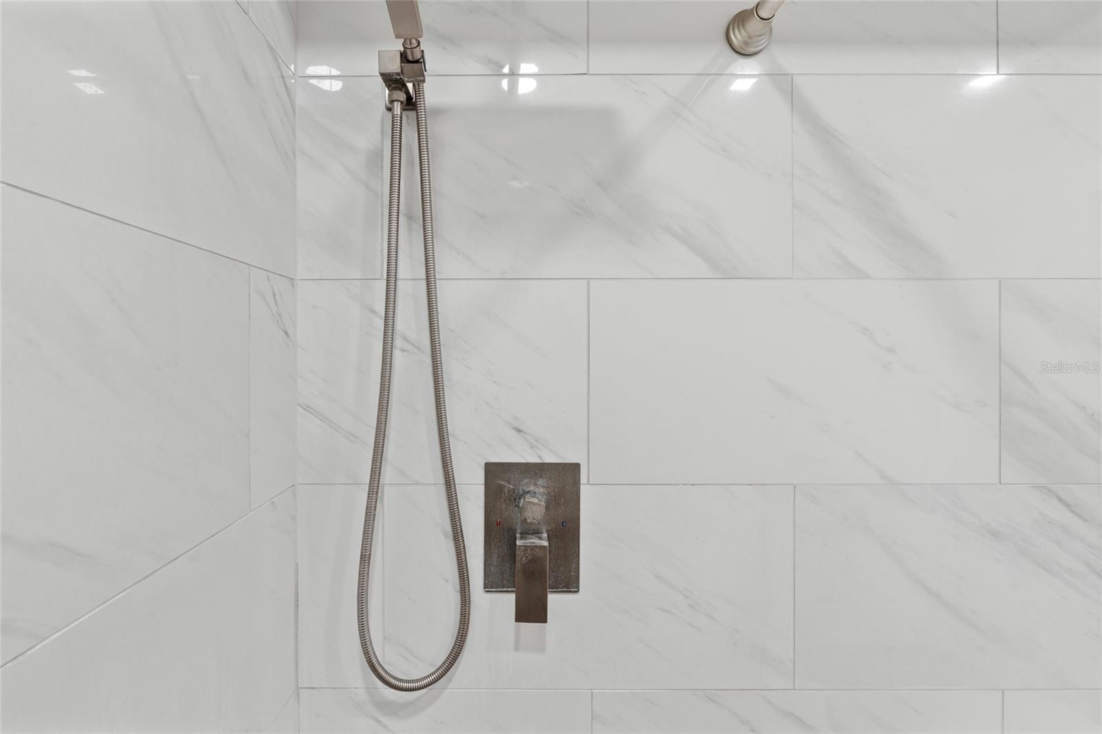 Listing photo id 17 for 51 Island Way 411