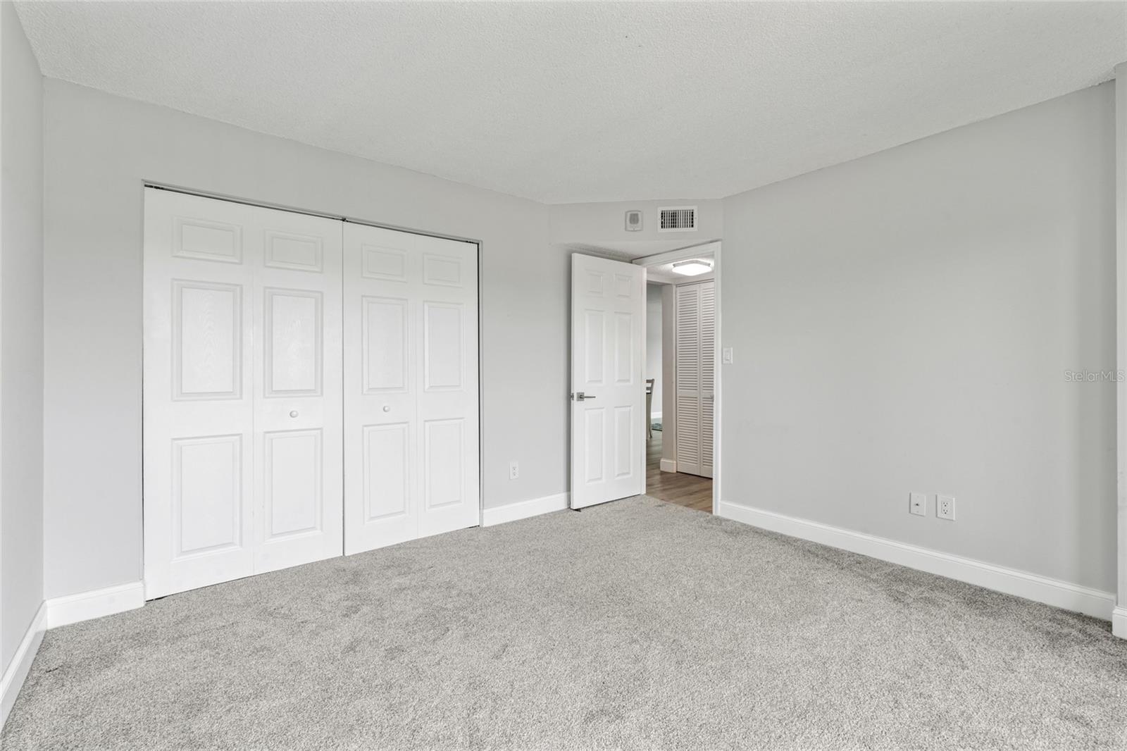 Listing photo id 20 for 51 Island Way 411