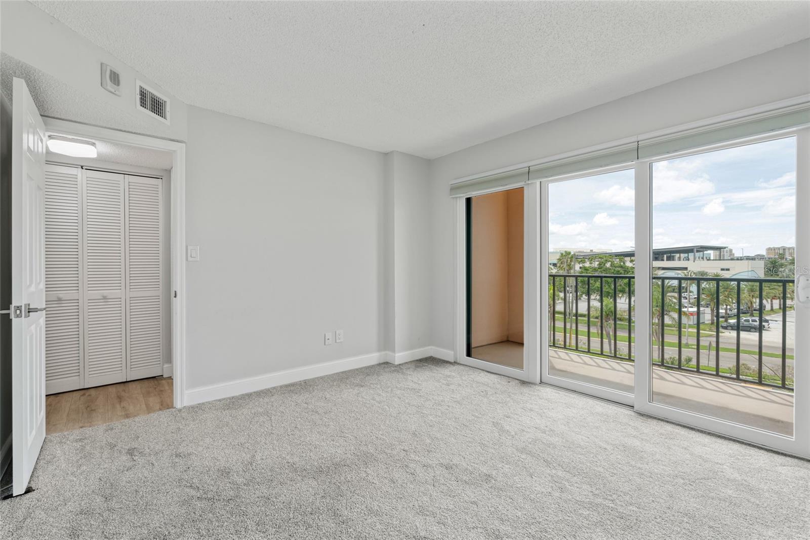 Listing photo id 21 for 51 Island Way 411