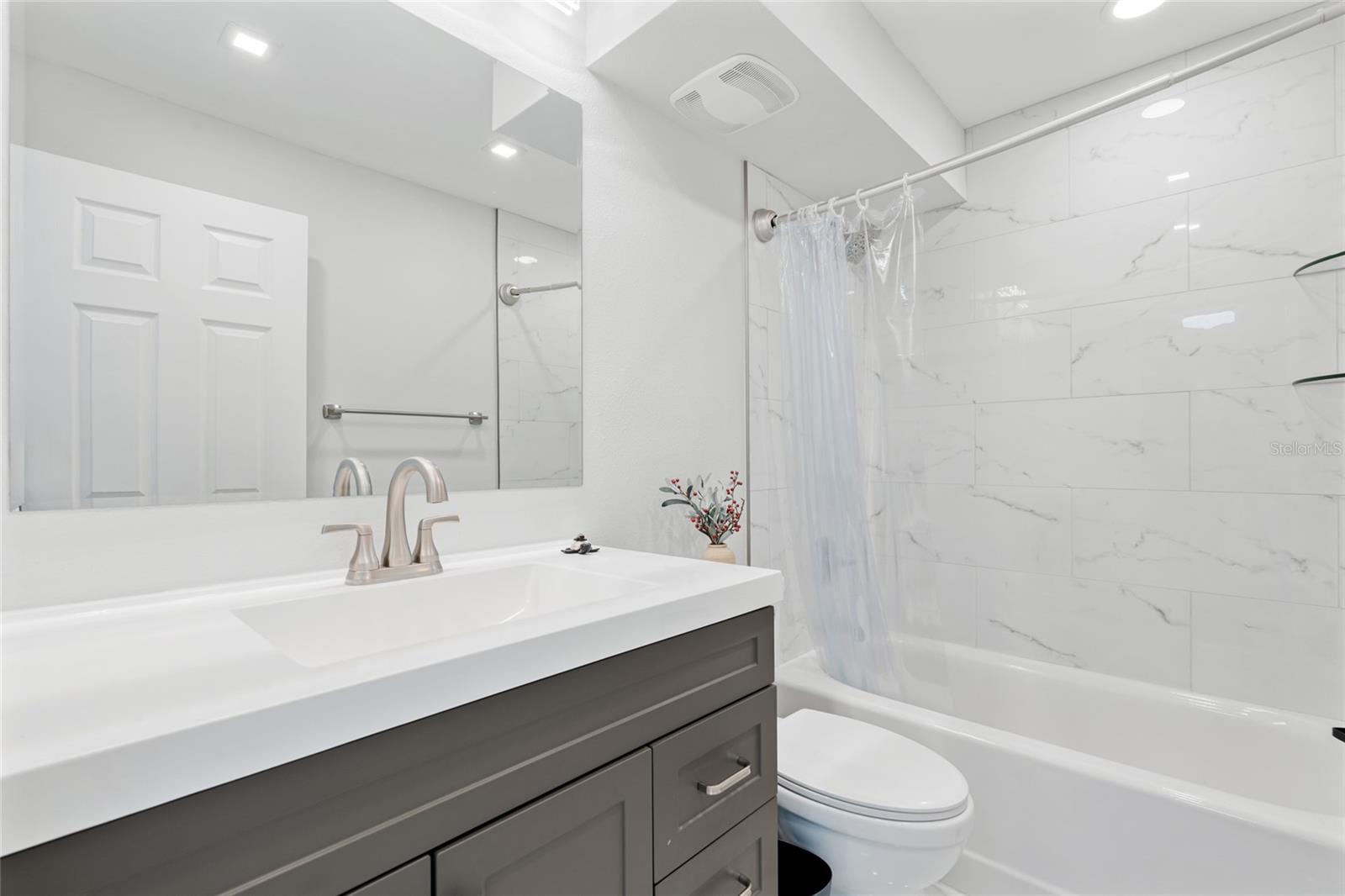 Listing photo id 25 for 51 Island Way 411