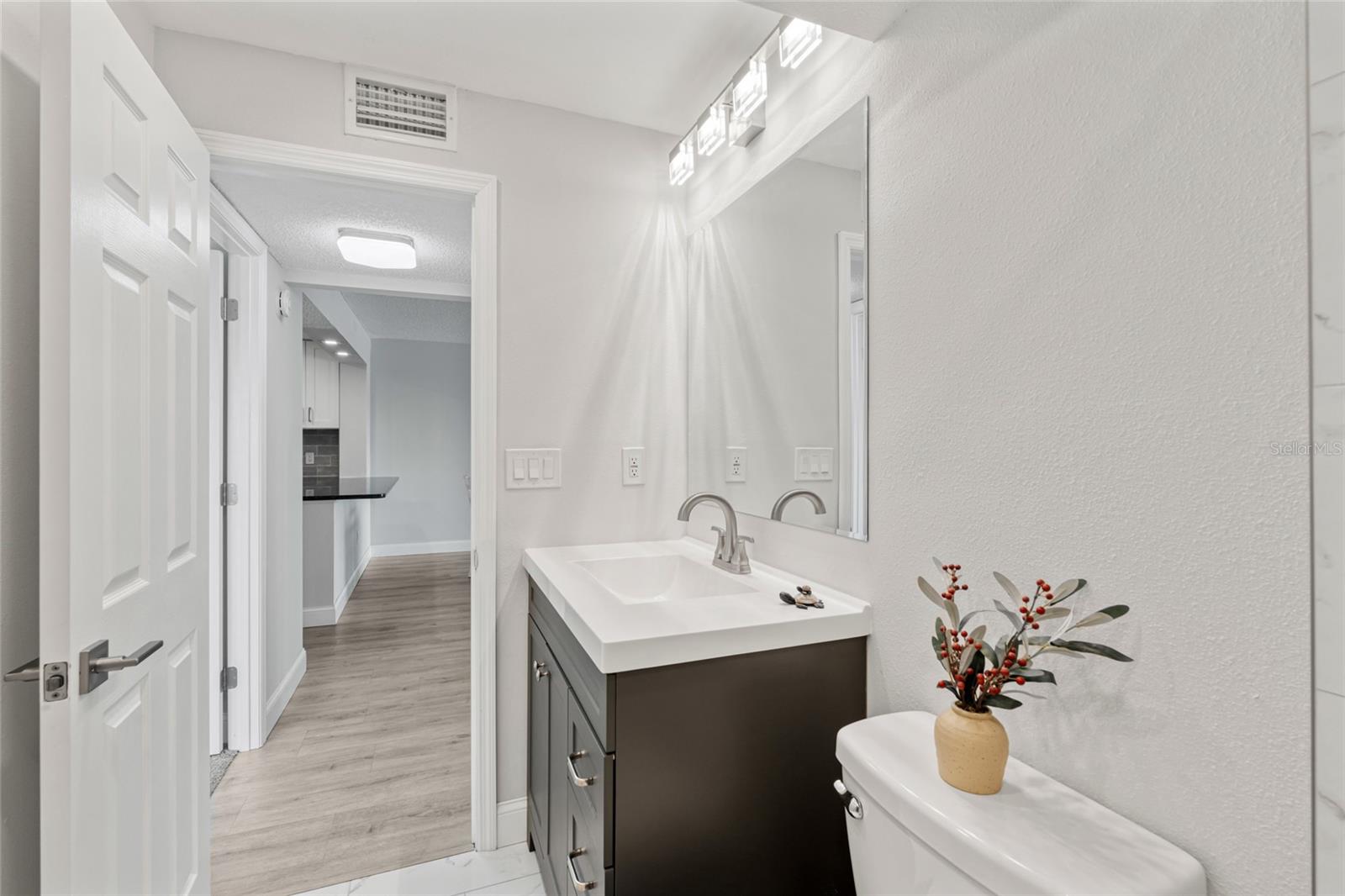 Listing photo id 26 for 51 Island Way 411