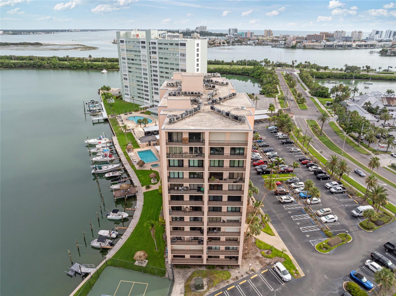 Listing photo id 33 for 51 Island Way 411
