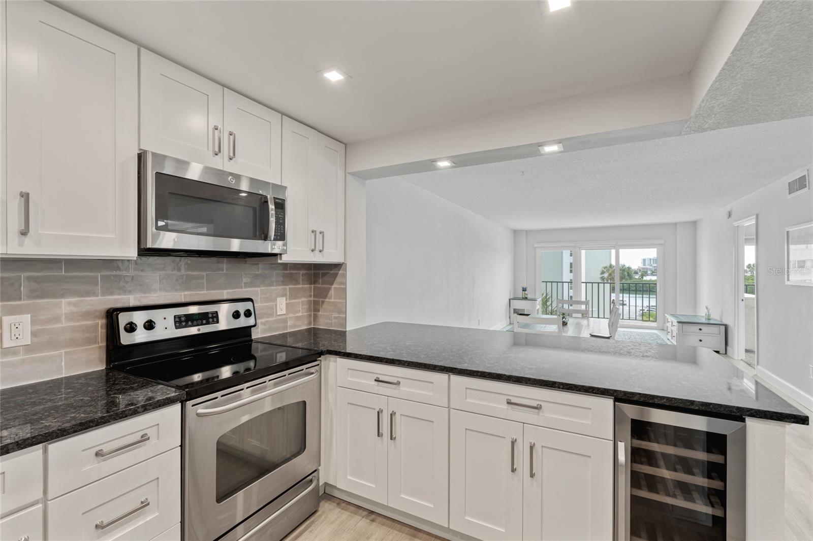 Listing photo id 2 for 51 Island Way 411