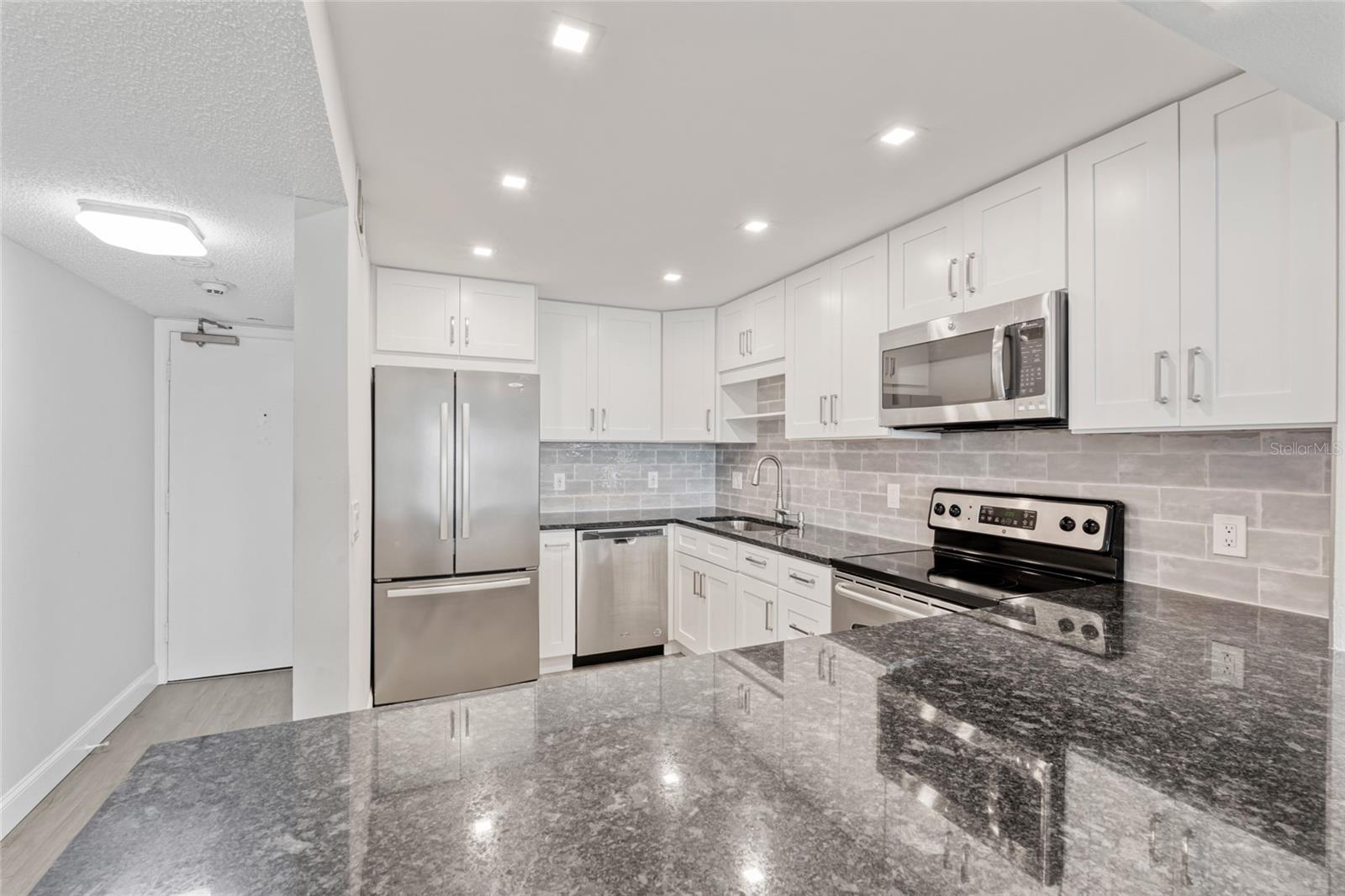 Listing photo id 38 for 51 Island Way 411