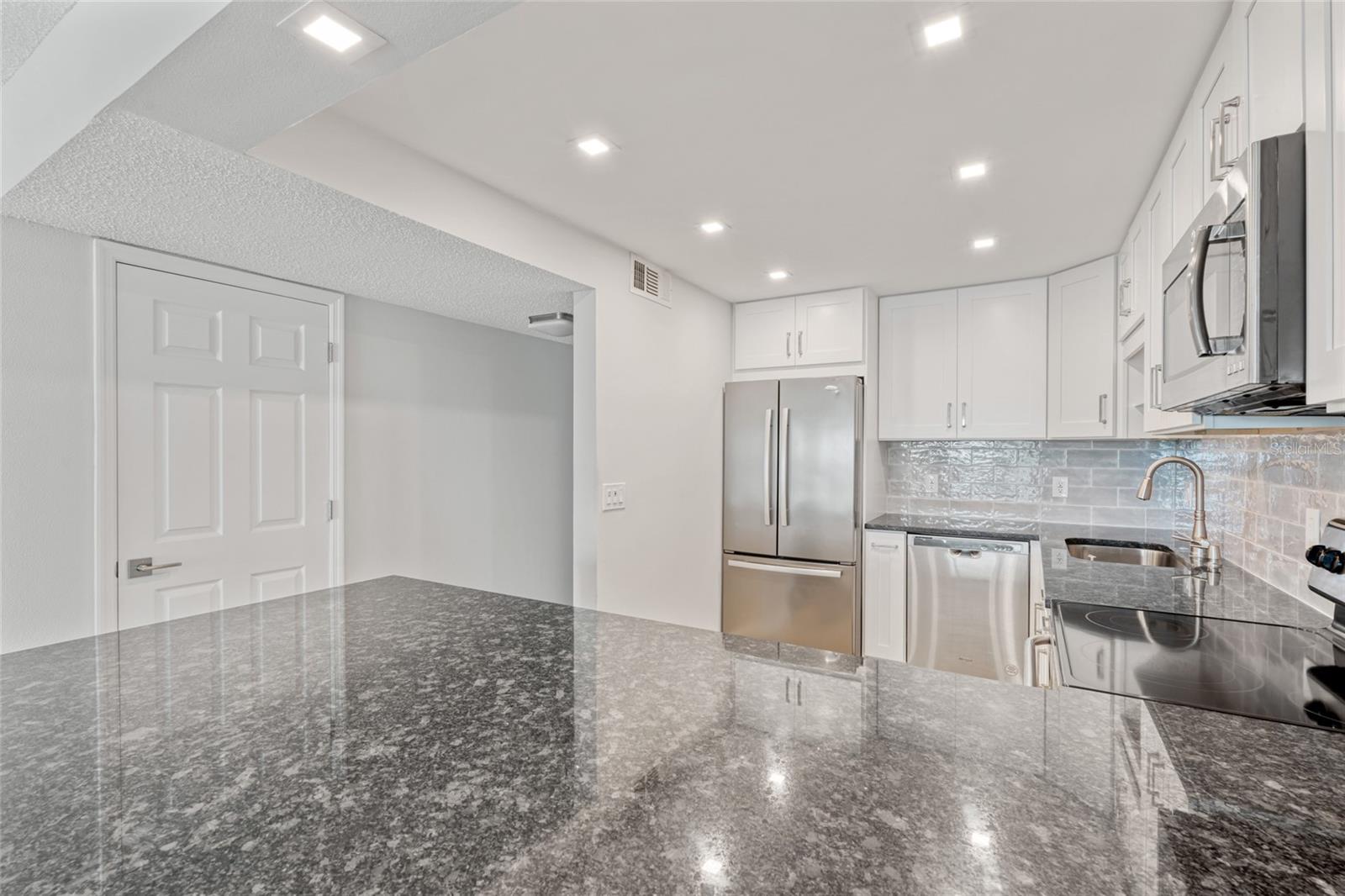 Listing photo id 3 for 51 Island Way 411