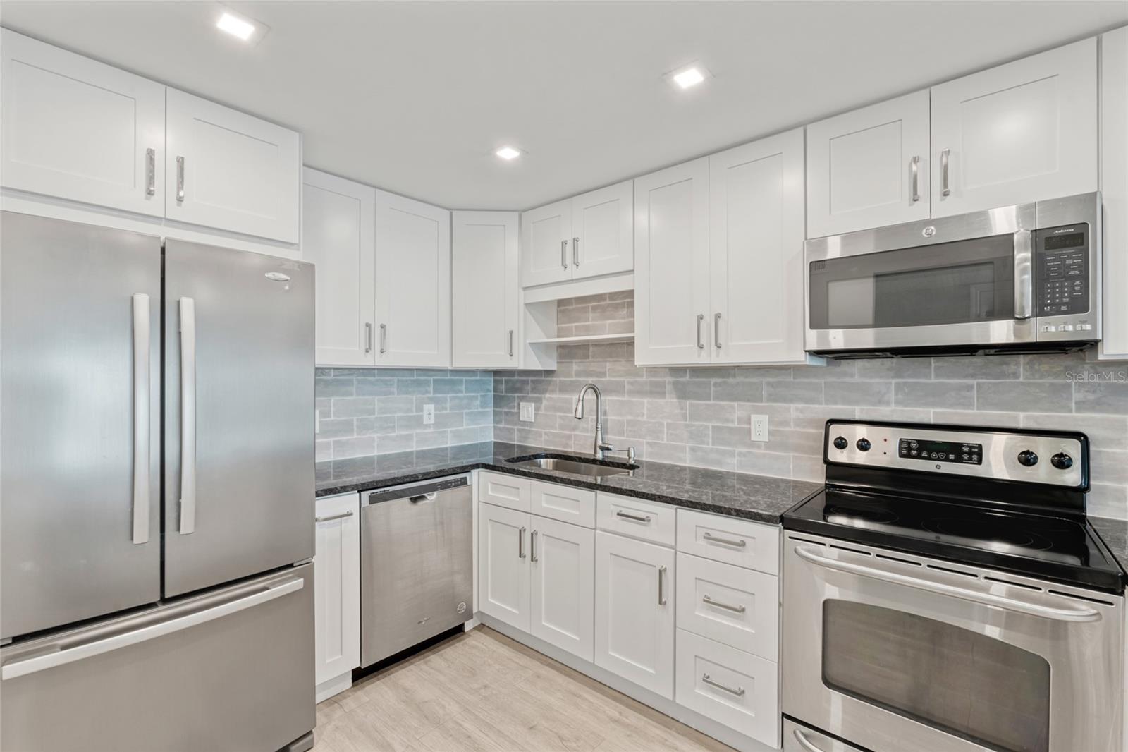 Listing photo id 5 for 51 Island Way 411