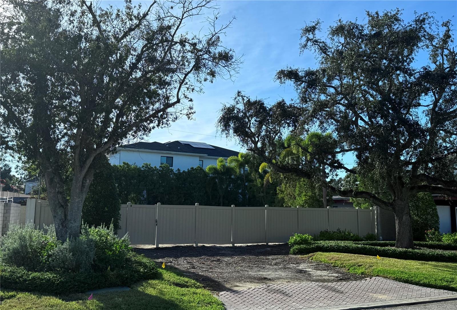 Listing photo id 0 for 622 Danube Avenue