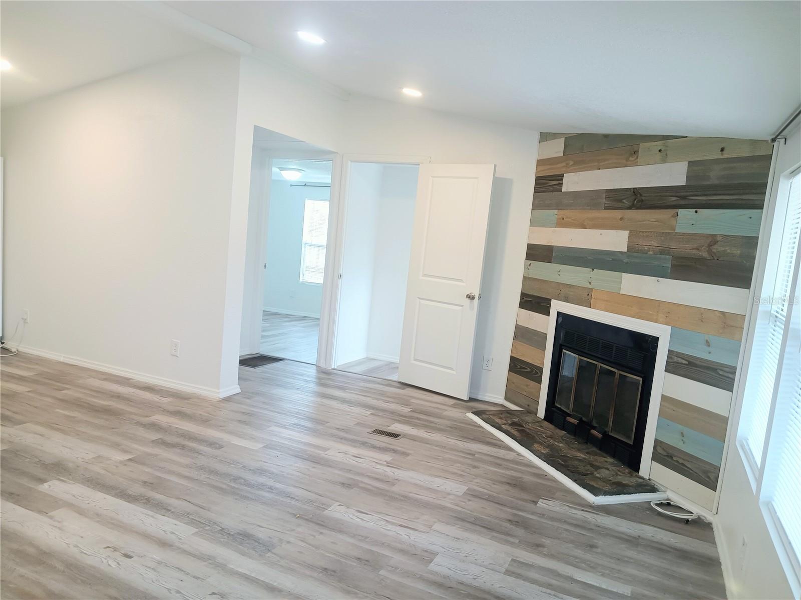 Listing photo id 12 for 8116 Weeping Willow Street