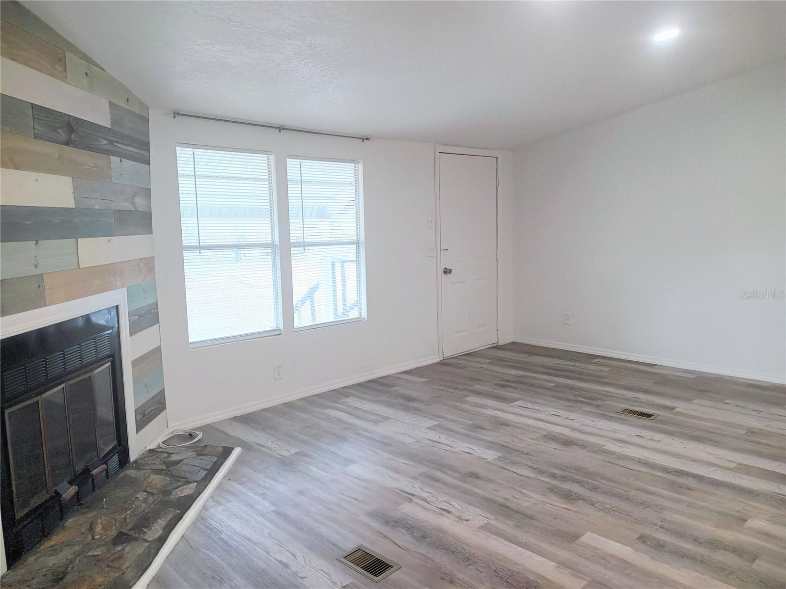 Listing photo id 13 for 8116 Weeping Willow Street