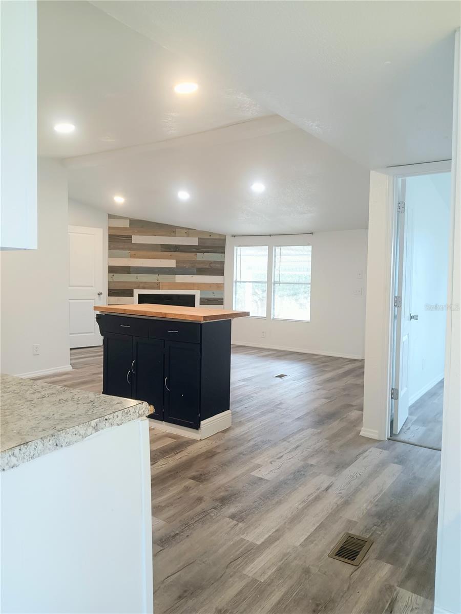 Listing photo id 2 for 8116 Weeping Willow Street