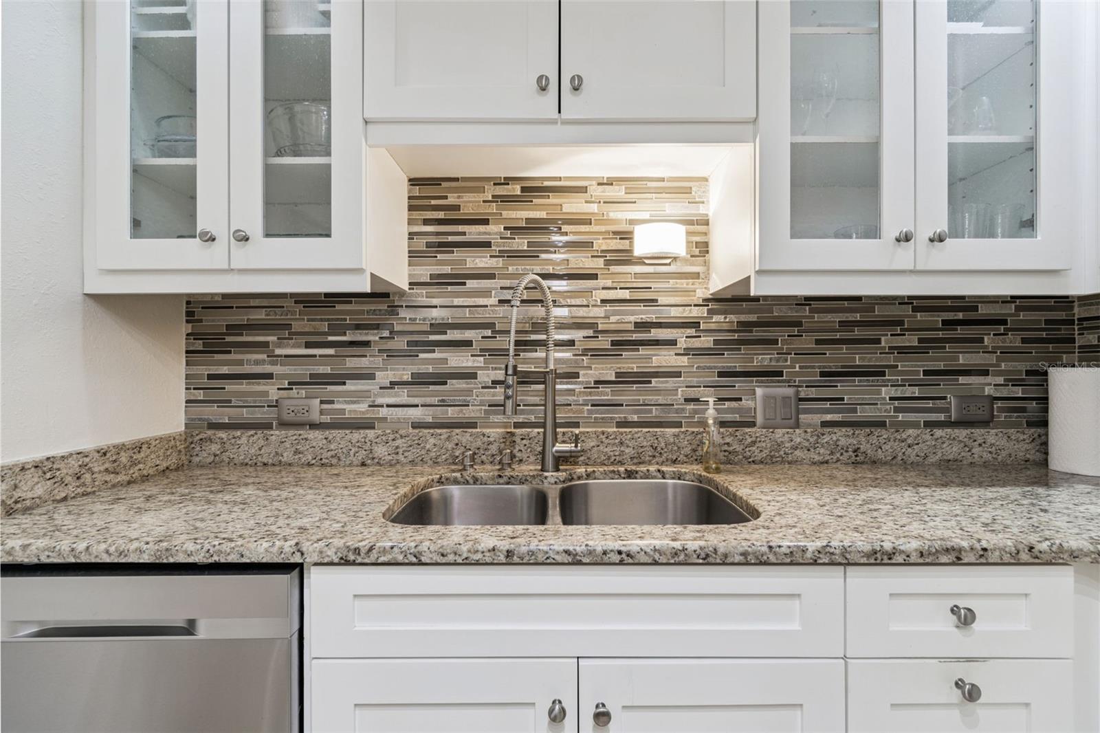 Image 18 of 54 For 1 Beach Drive Se 2008