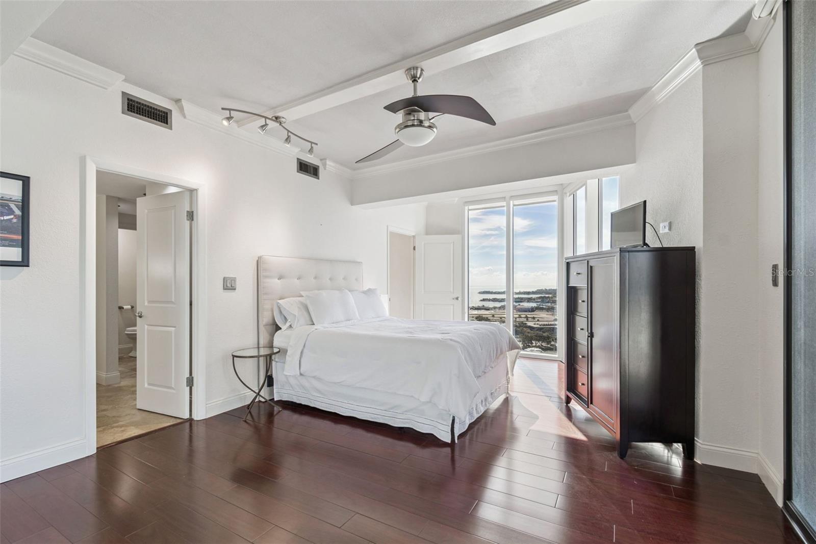 Image 24 of 54 For 1 Beach Drive Se 2008