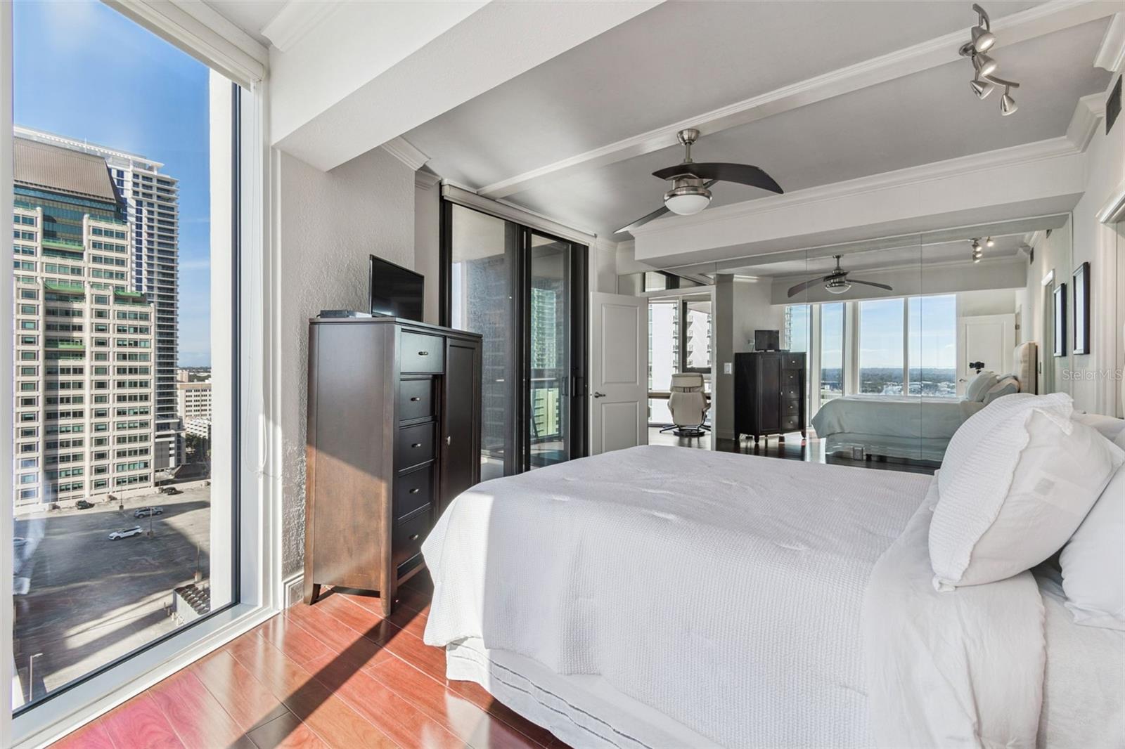 Image 25 of 54 For 1 Beach Drive Se 2008