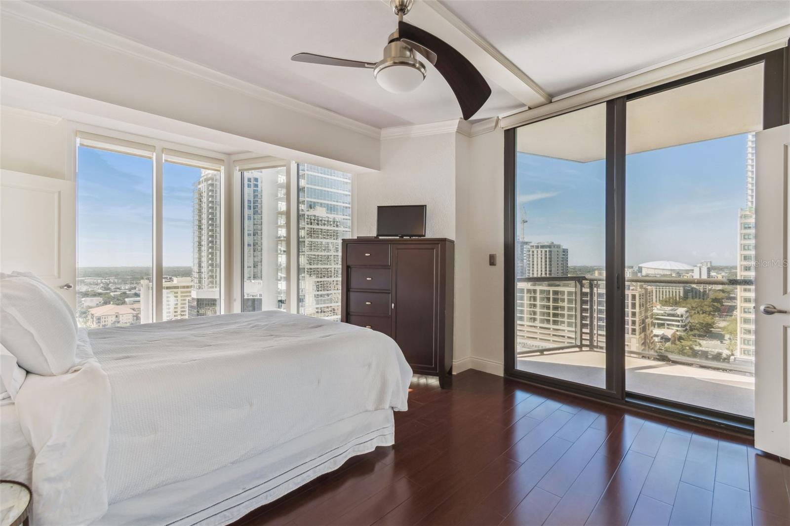 Image 28 of 54 For 1 Beach Drive Se 2008