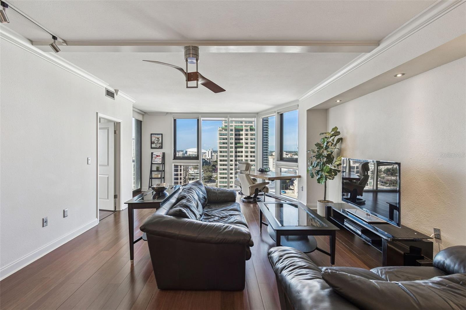 Image 3 of 54 For 1 Beach Drive Se 2008