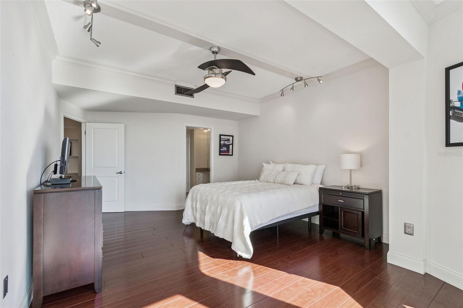 Image 34 of 54 For 1 Beach Drive Se 2008