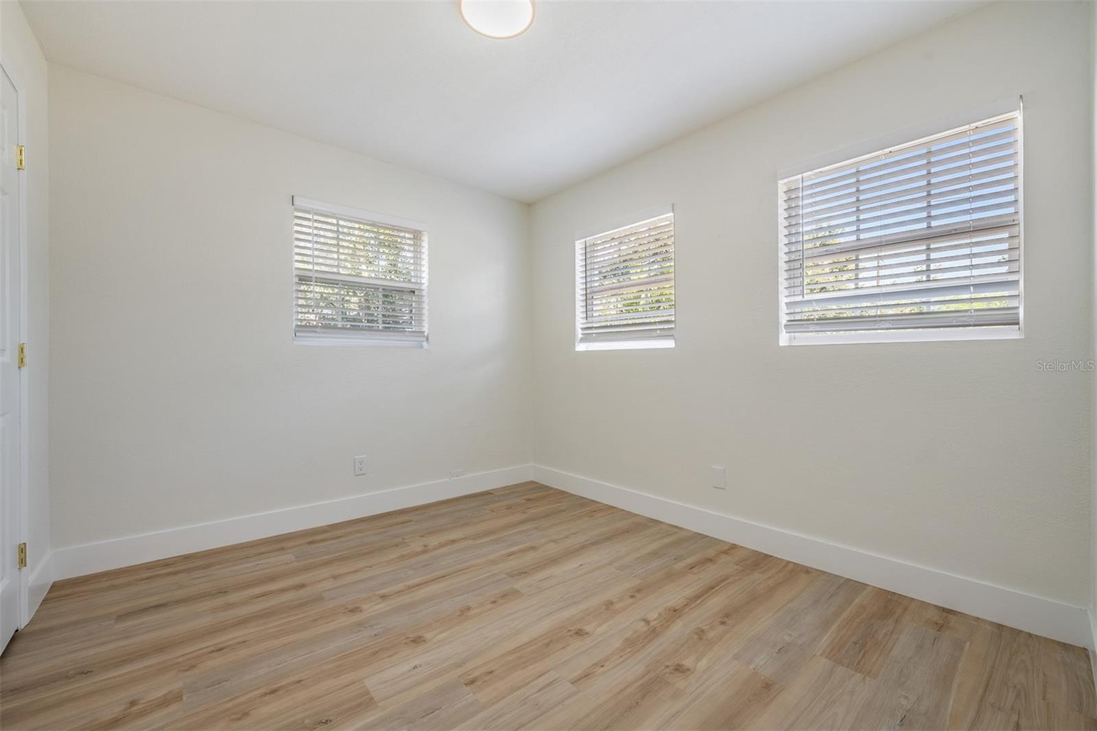 Image 17 of 32 For 4323 Lois Avenue