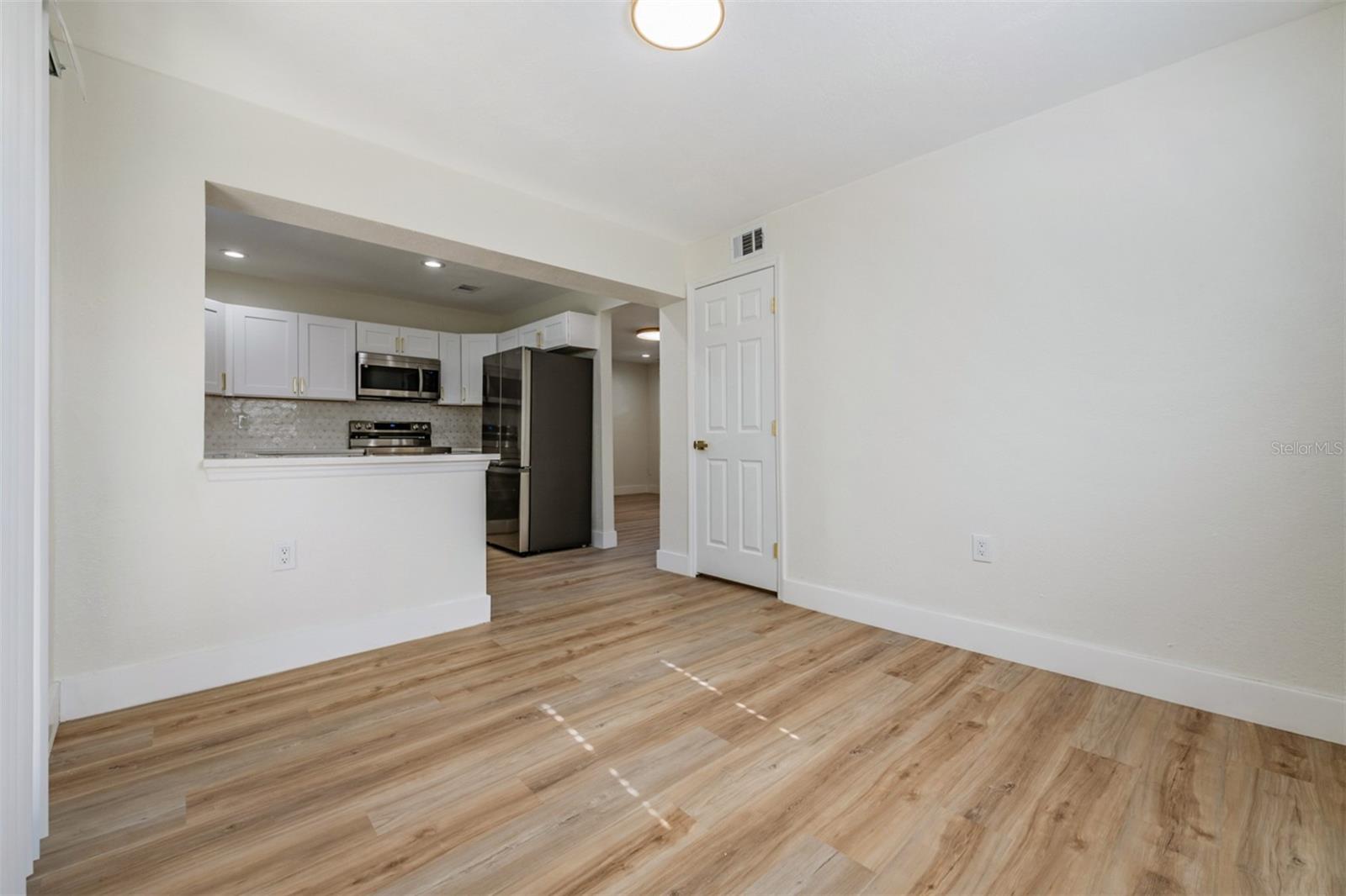 Image 5 of 32 For 4323 Lois Avenue