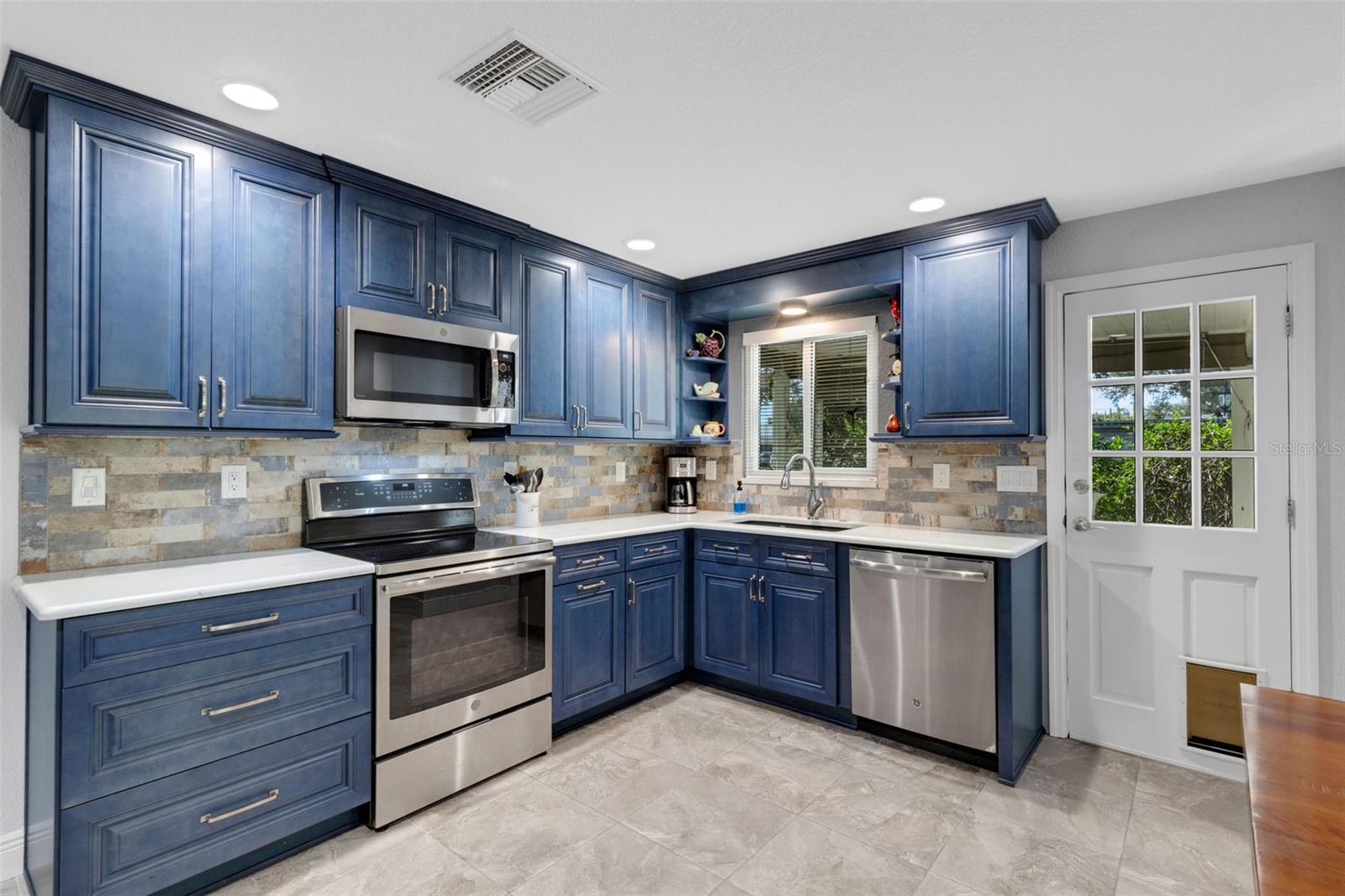 Image 5 of 58 For 2529 Sunset Drive