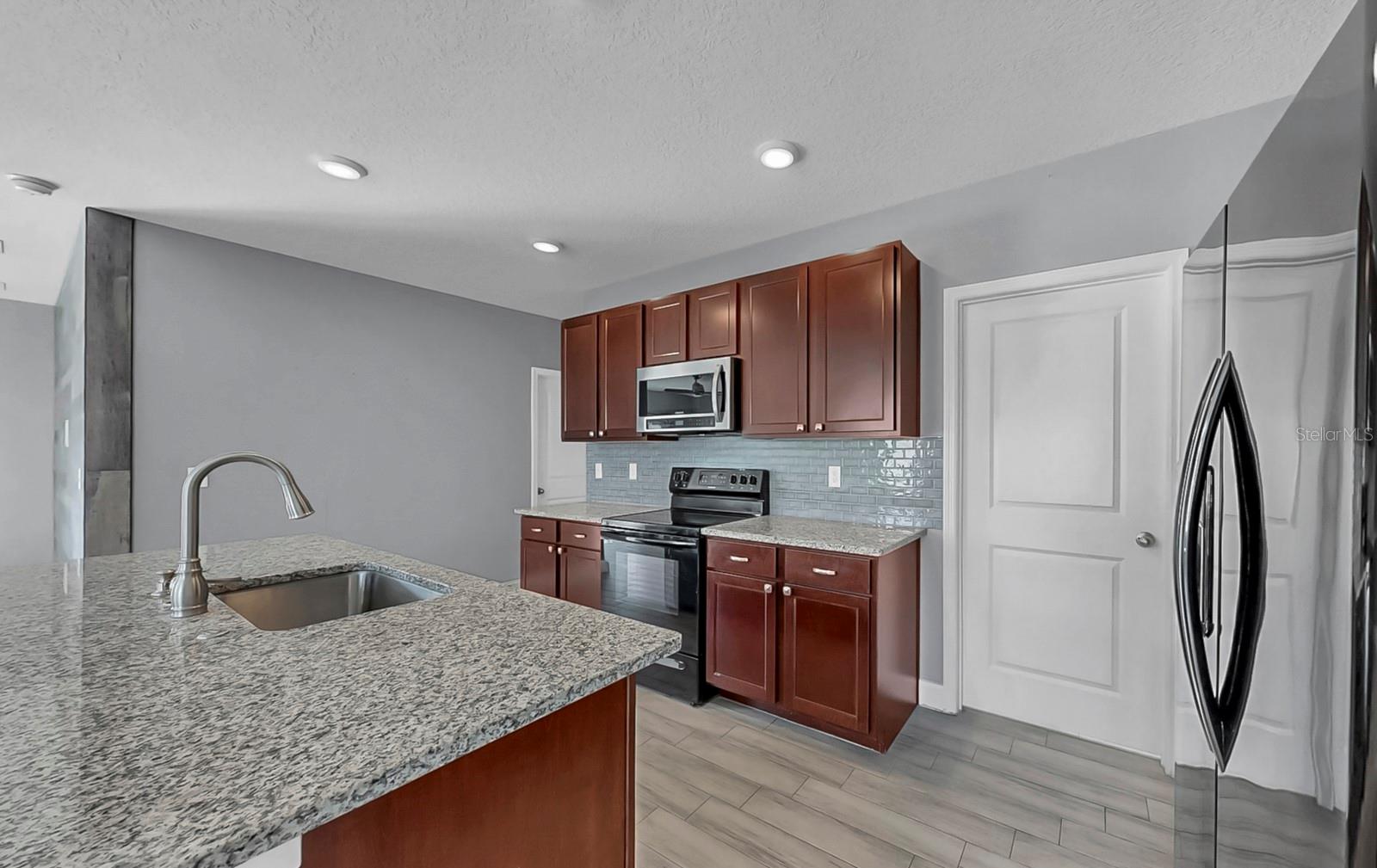 Listing photo id 8 for 10237 Mangrove Well Road