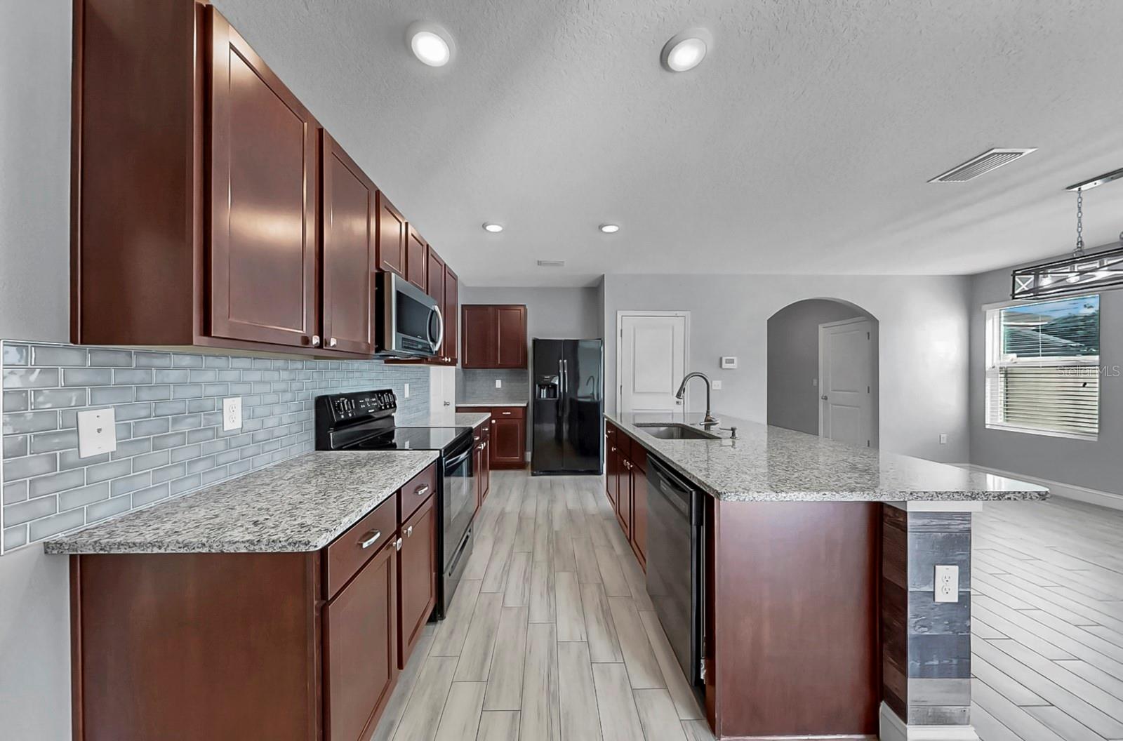 Listing photo id 11 for 10237 Mangrove Well Road