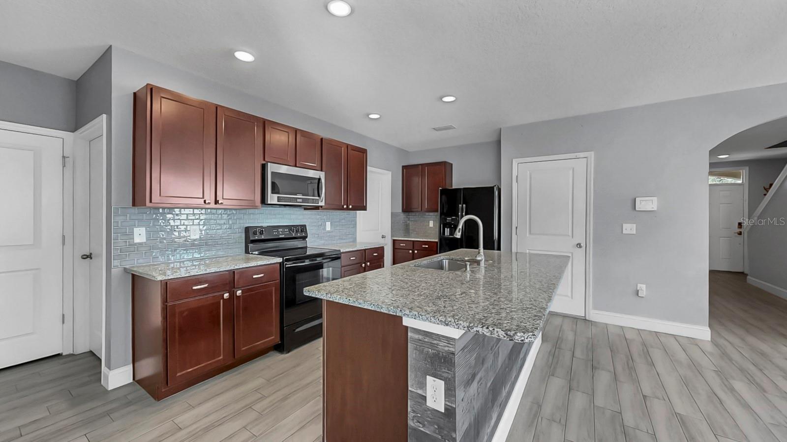 Listing photo id 13 for 10237 Mangrove Well Road