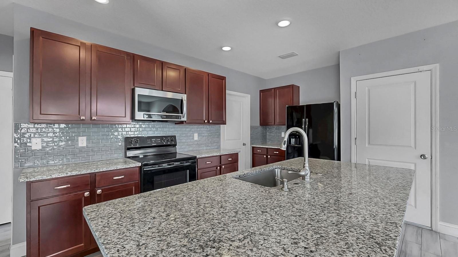 Listing photo id 15 for 10237 Mangrove Well Road