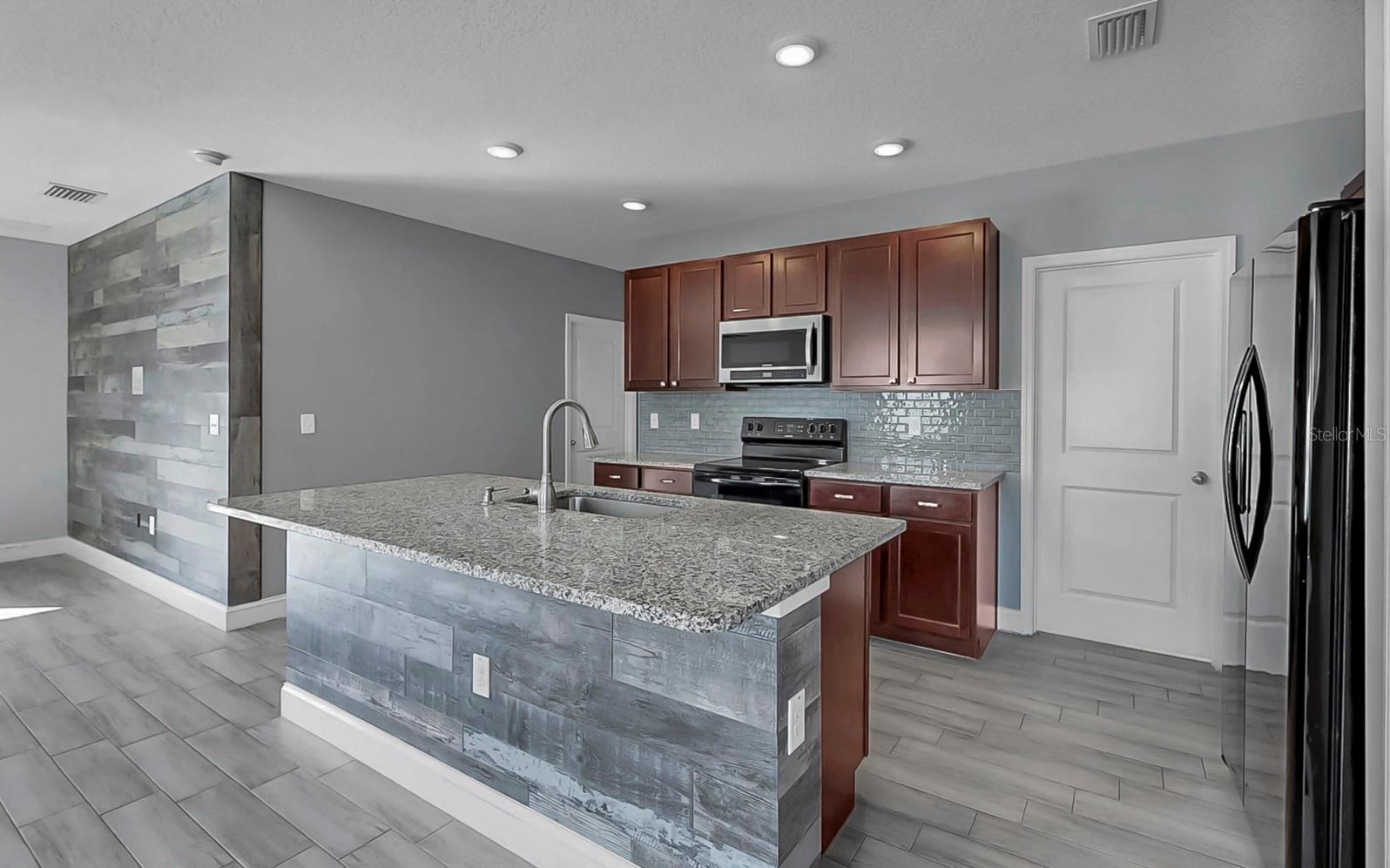 Listing photo id 17 for 10237 Mangrove Well Road