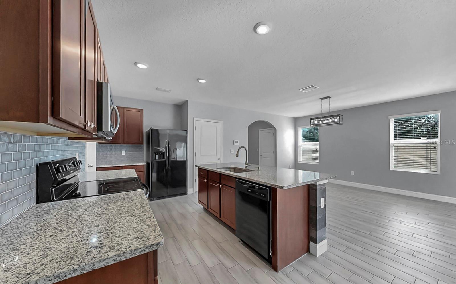 Listing photo id 18 for 10237 Mangrove Well Road