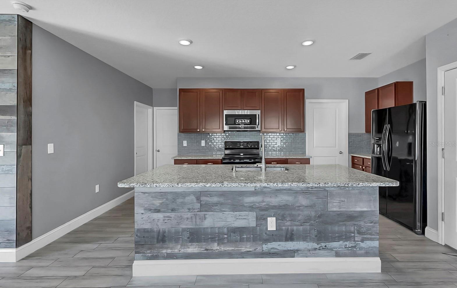 Listing photo id 42 for 10237 Mangrove Well Road