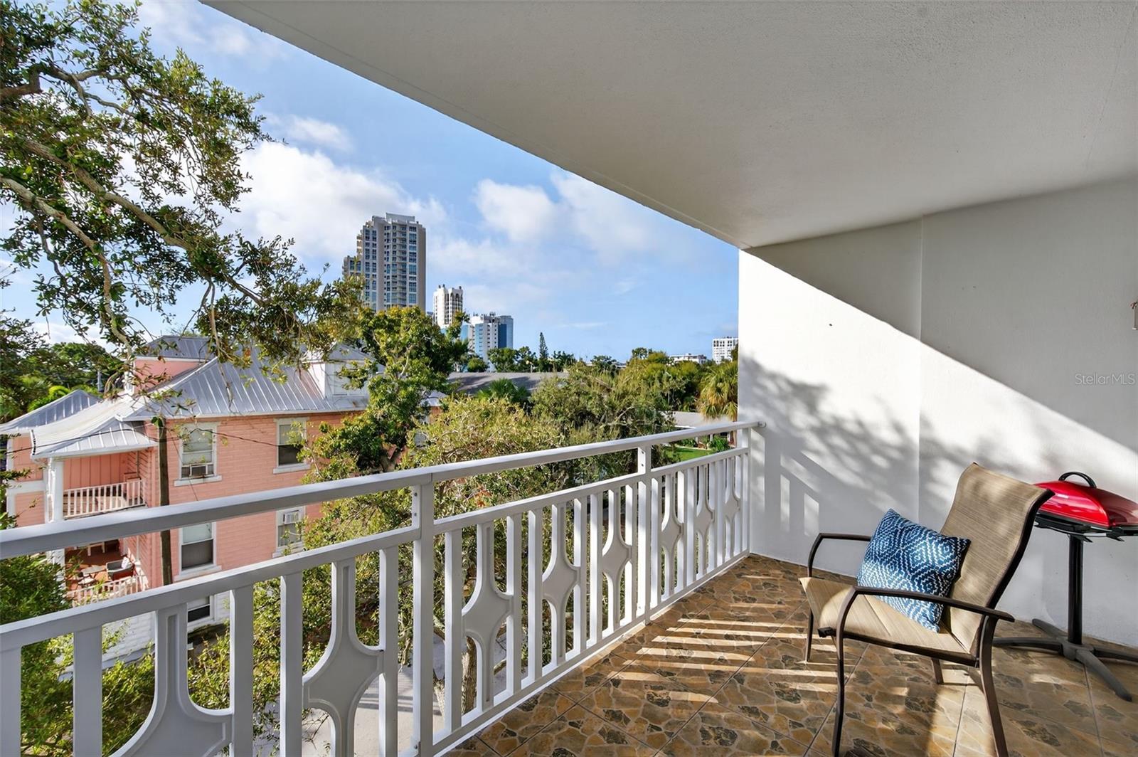 Image 19 of 34 For 700 Beach Drive Ne 406