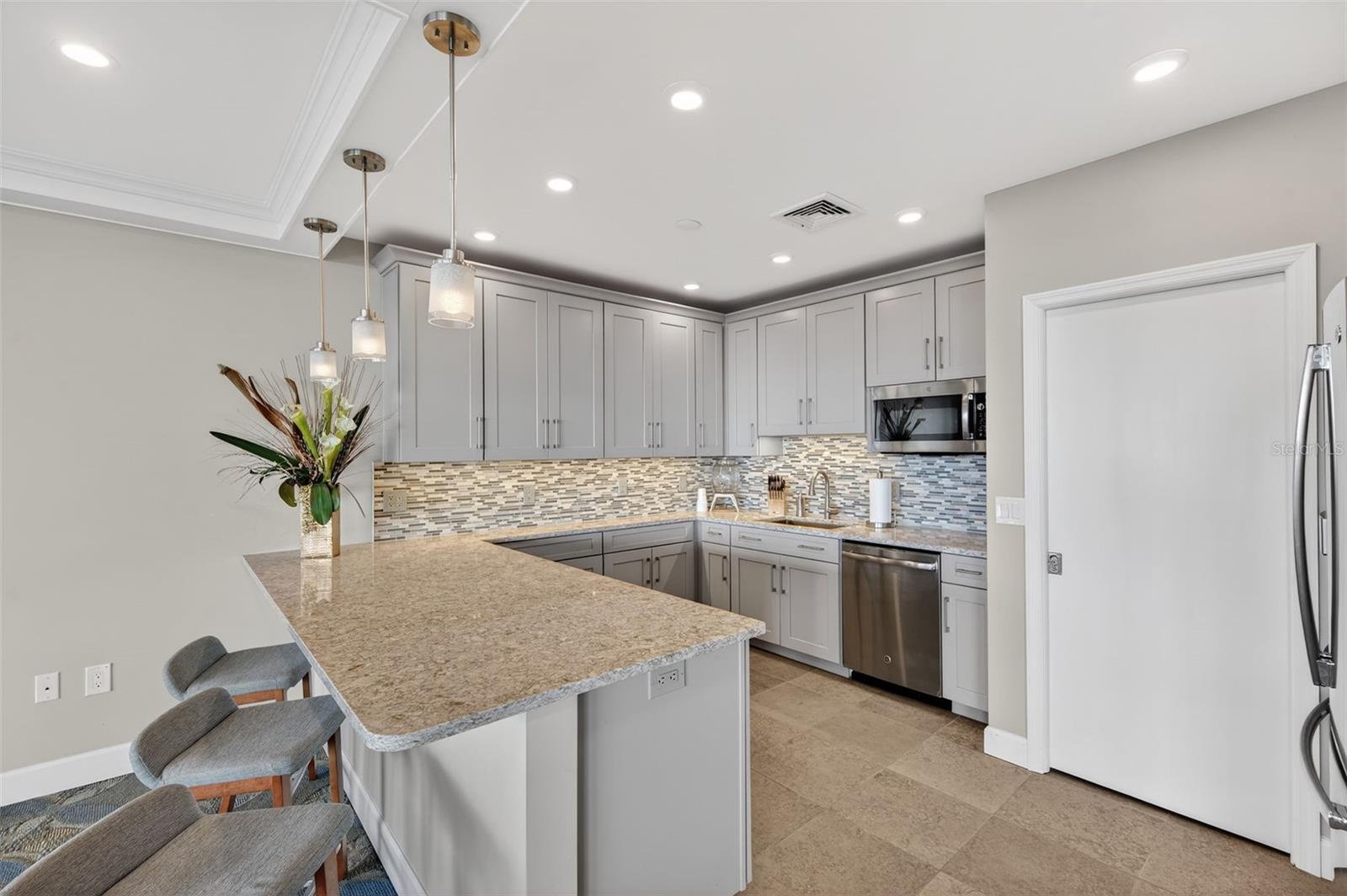 Image 21 of 34 For 700 Beach Drive Ne 406